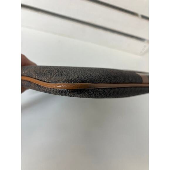 MICHAEL KORS LARGE BROWN, TAN SIGNATURE PRINT WRISTLET - Picture 6 of 11